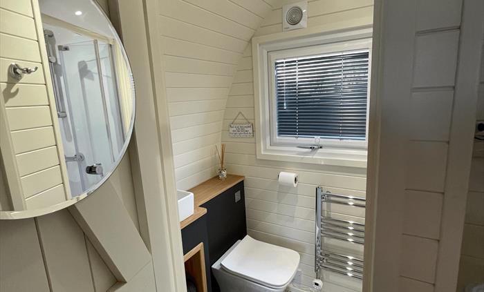 Glamping pod ensuite with toilet, sink and shower